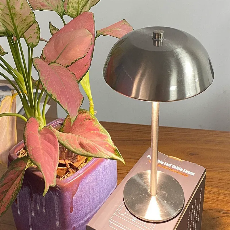 Moderní kovové stolní lampy