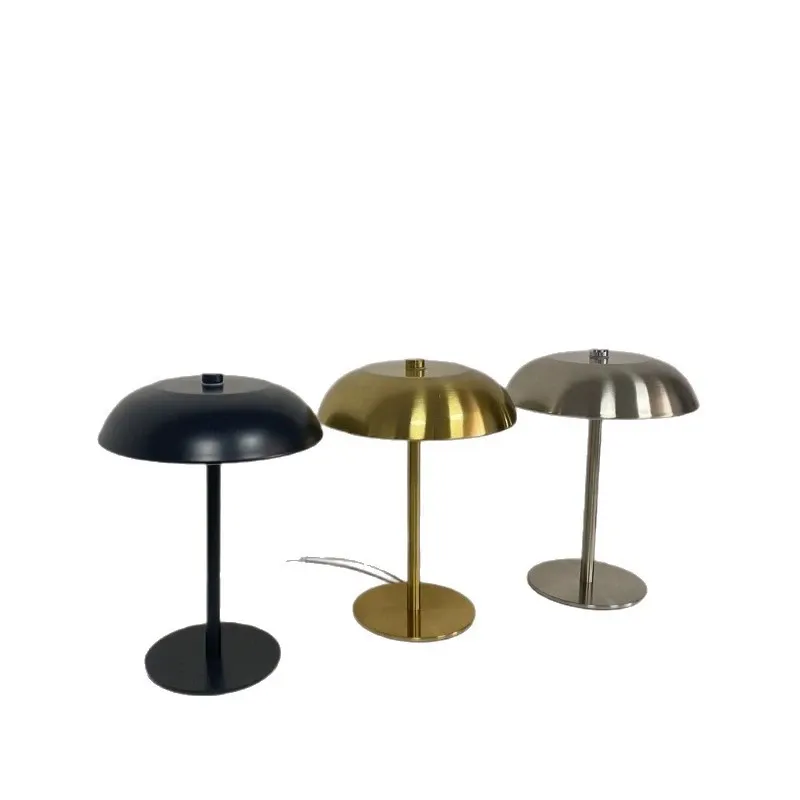 Moderní kovové stolní lampy