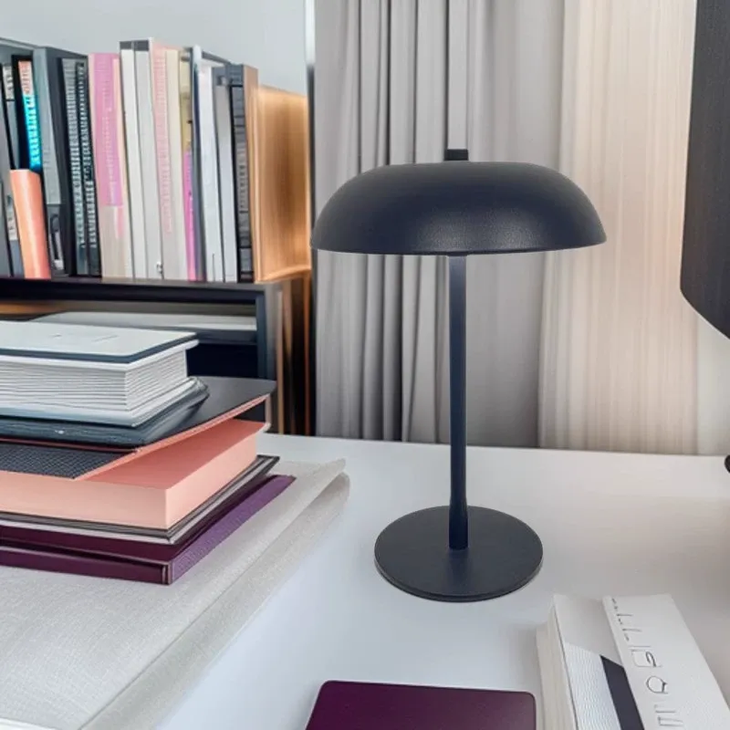 Moderní kovové stolní lampy